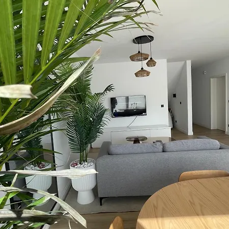 Moderne & Helle Mit Parkplatz In Bettrum